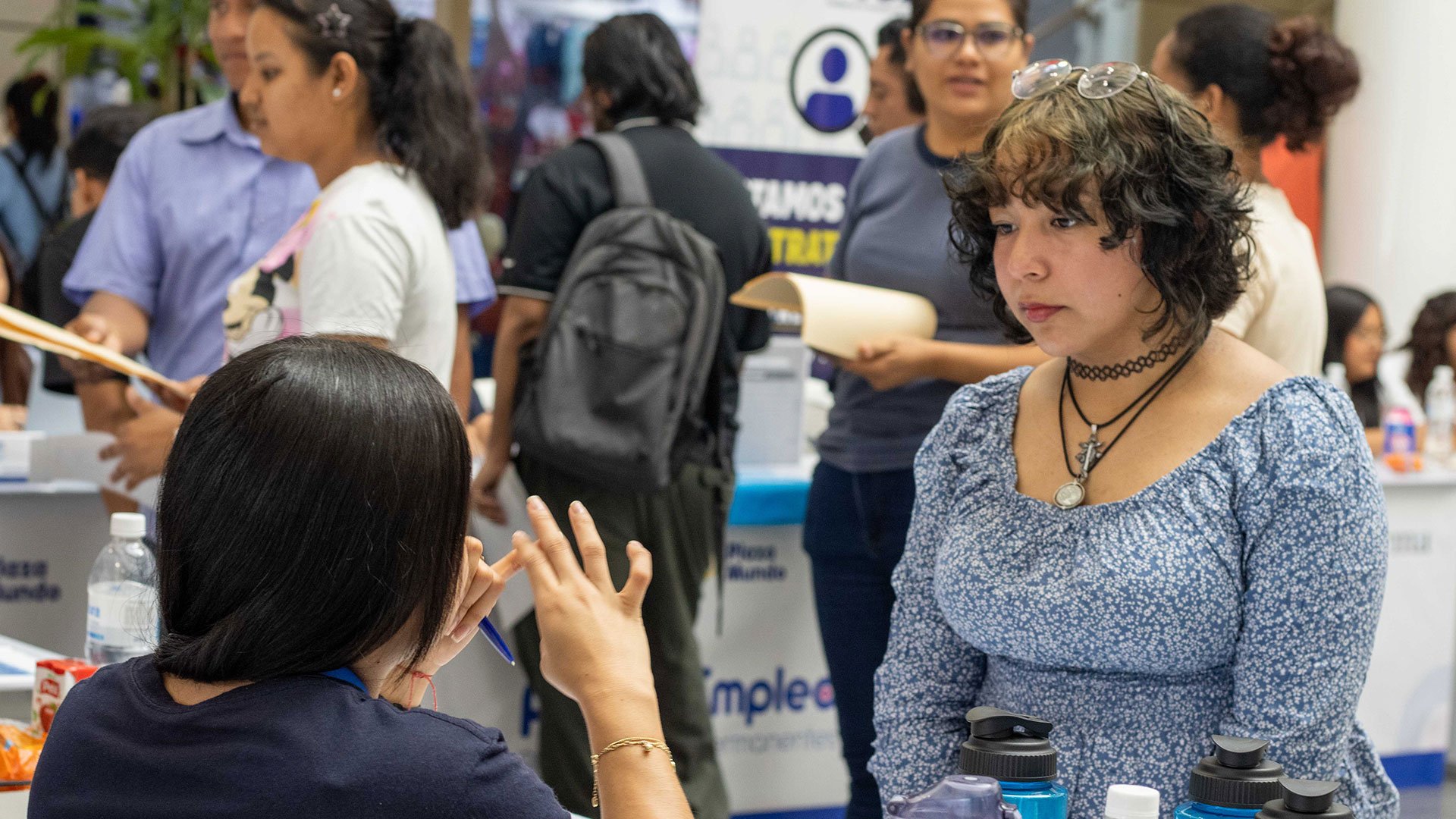 Plaza Mundo apopa feria de empleo